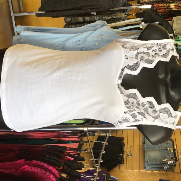 White top - Picture 1 of 2